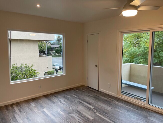 Dining & Balcony - 4032 Inglewood Blvd