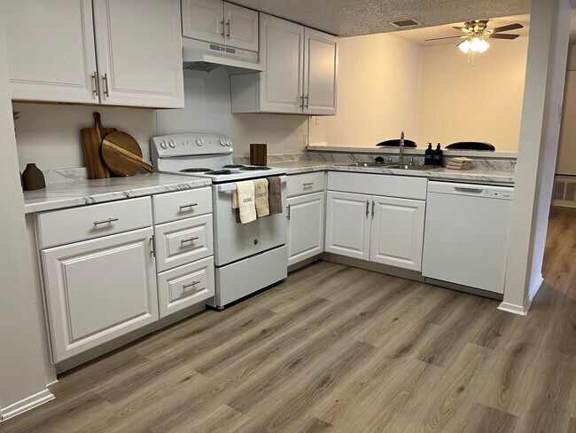 Building Photo - 1500 Sylvan Dr