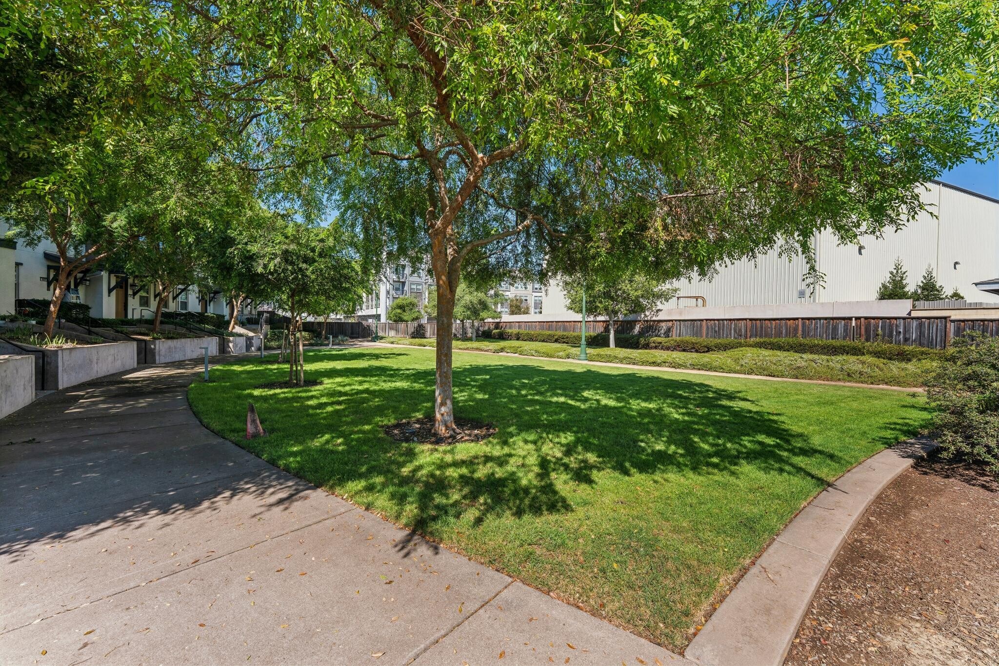 Building Photo - 489 Diller St