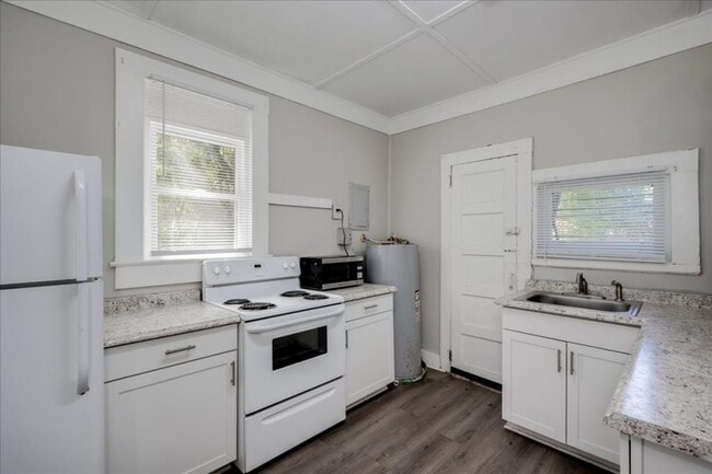 Building Photo - 2245 Bayvale Rd