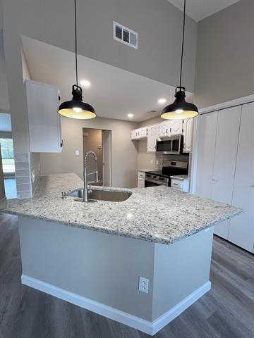 Building Photo - 1741 Clarendon Dr