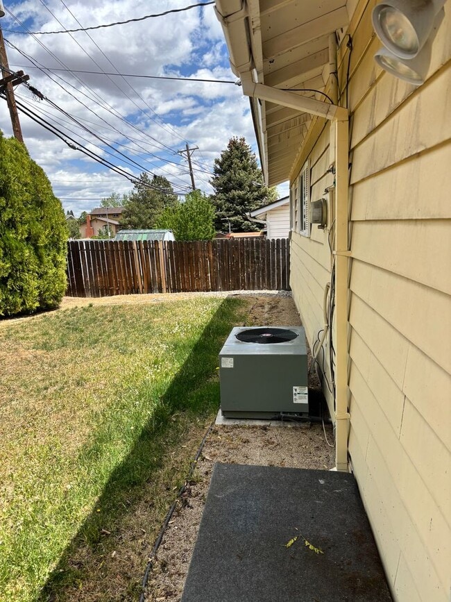 Building Photo - AVAILABLE IMMEDIATELY - LARGE 3 BED/2 BATH...