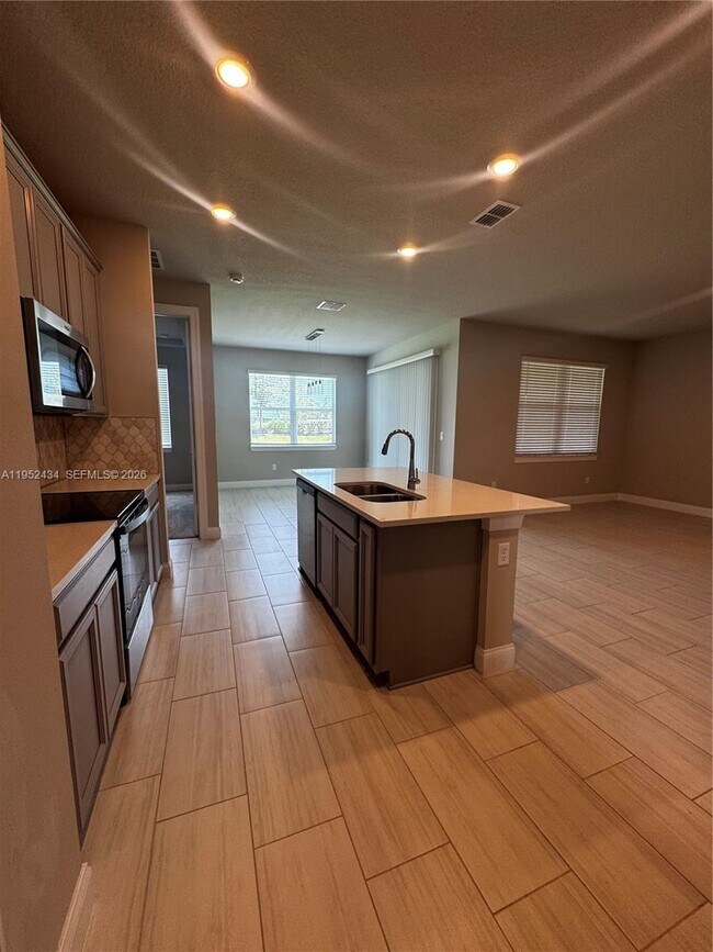 Building Photo - 6712 Cloverdale Ave