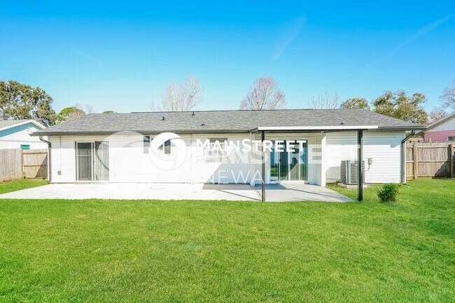Building Photo - 3 Bedroom Pet-Friendly Home in EDGEWATER, FL with Main Street Renewal