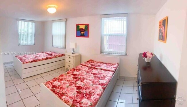 Building Photo - 2724 SW 34th Ct