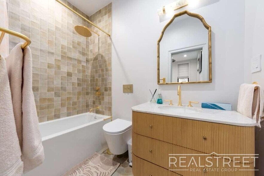 Building Photo - Refined Top-Floor 3-Bed Home in a Restored...