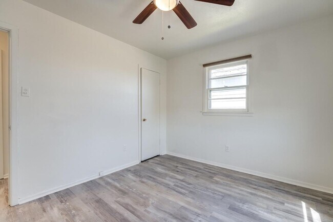 Building Photo - Cozy 3/1