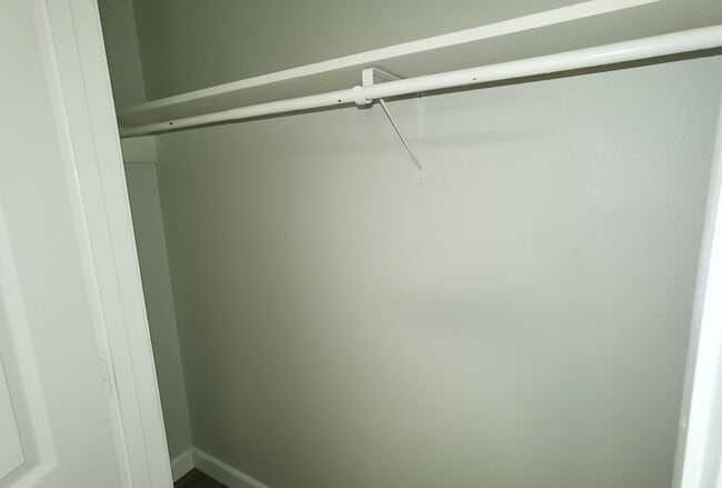 Building Photo - 4 Bedroom 2 bath in Valley High