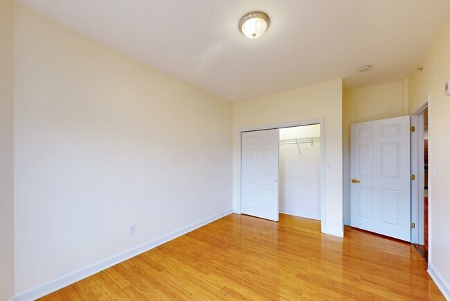 Building Photo - 7 Estella St