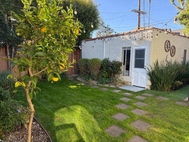 Building Photo - 471 S La Peer Dr