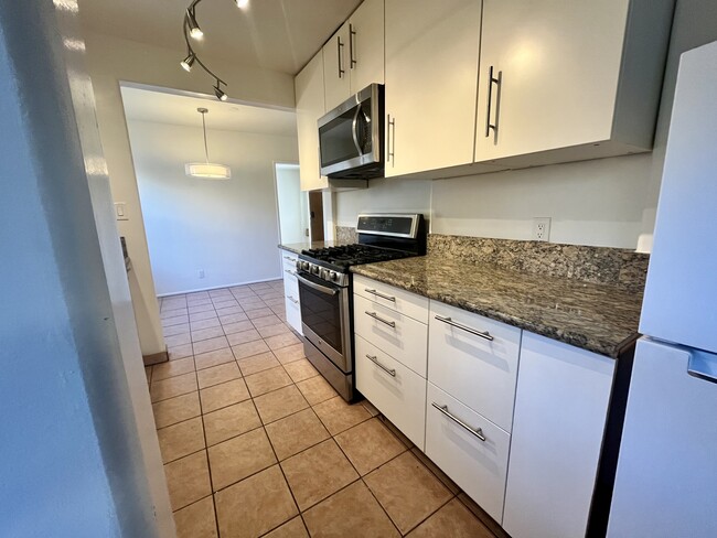 Kitchen - 520 S Inglewood Ave