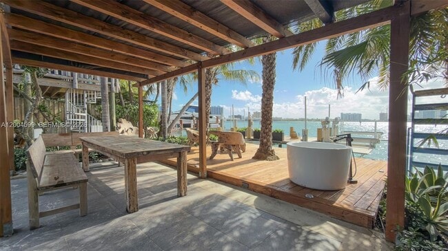 Building Photo - 2440 N Shore Terrace