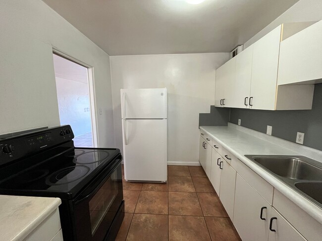 Building Photo - Cute 3 Bedroom 2 Bathroom Home In The NE!