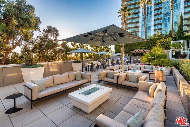 Building Photo - 13650 Marina Pointe Dr