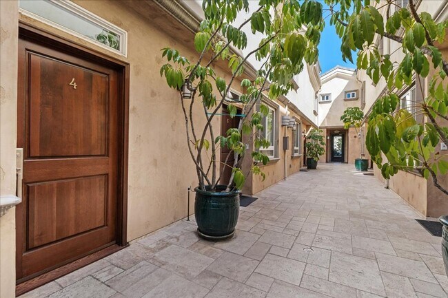 Building Photo - Spacious 3-Bedroom Tri-Level Townhome with...