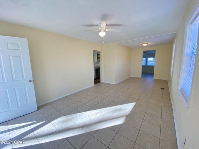 Building Photo - Home Centrally Located in Marianna, FL
