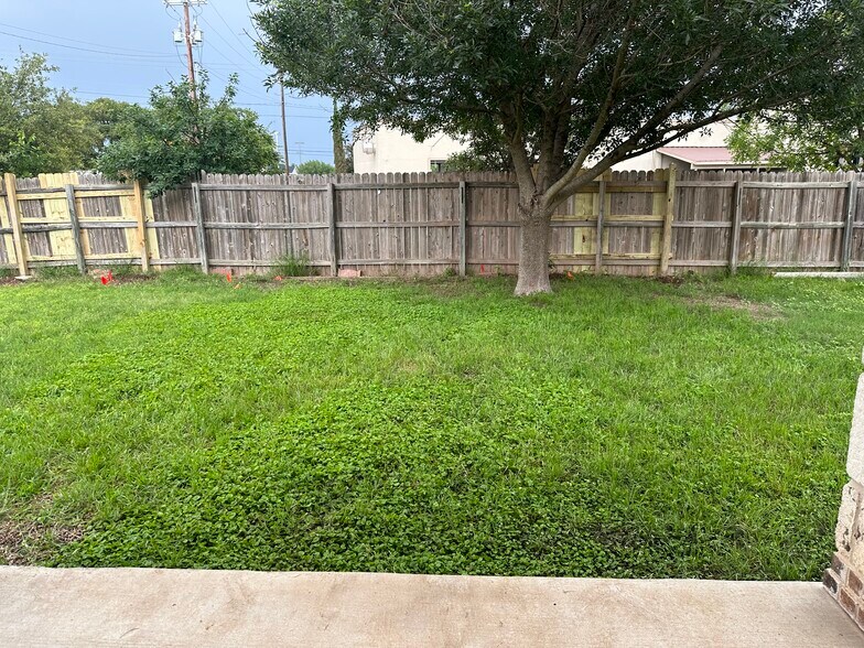Large privacy fenced back yard - 8259 Elm Glade