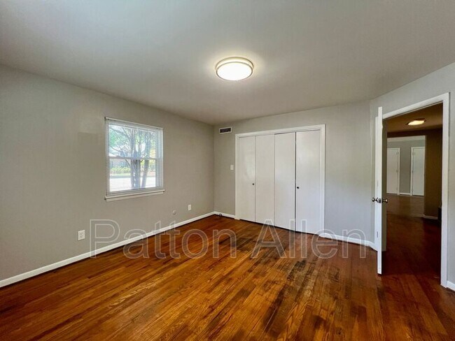 Building Photo - 1020 Hendersonville Rd