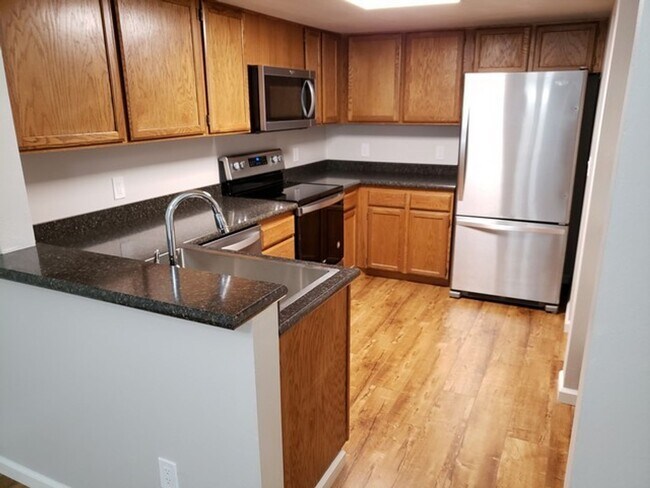 Building Photo - Updated Two Bedroom 2nd Floor Apartment