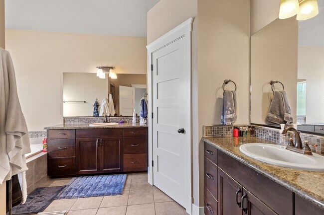 Building Photo - Beautiful, Executive  Home on Cul de Sac i...