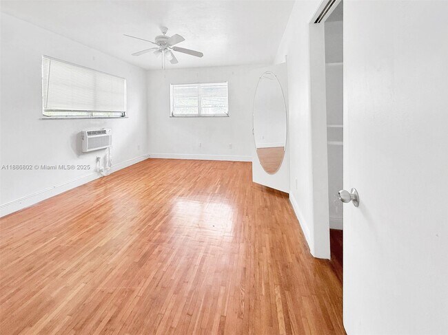 Building Photo - 1316 NE 105th St