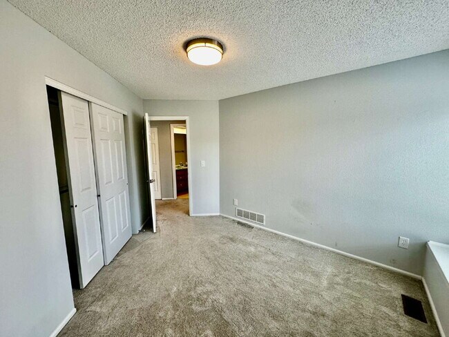 Building Photo - "Charming 3-Bed Highlands Ranch Home with ...