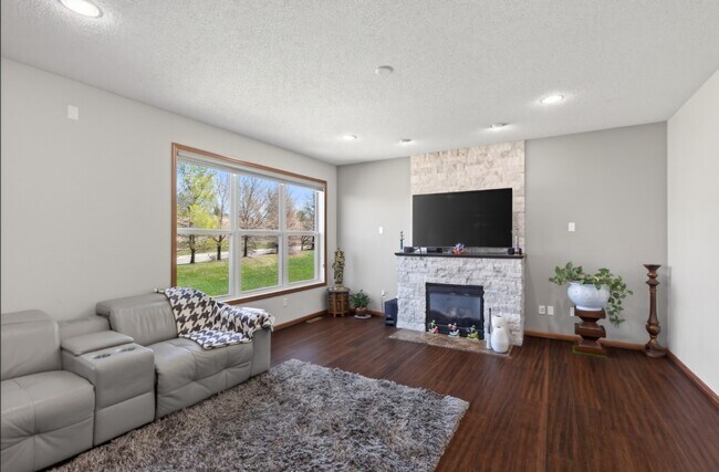 Building Photo - 15275 Plumstone Dr