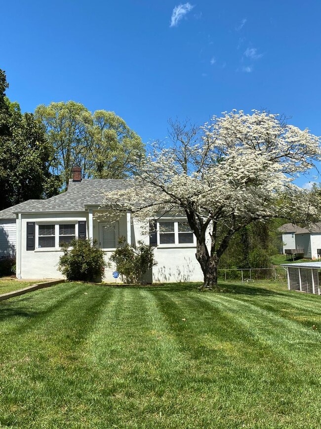 Building Photo - 1219 Brookwood Dr