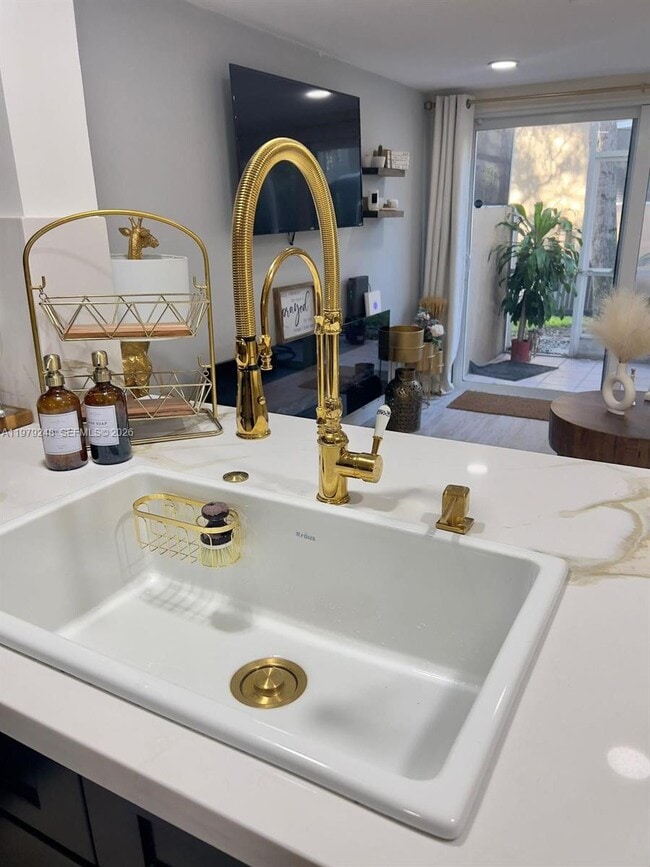 Building Photo - 568 N University Dr