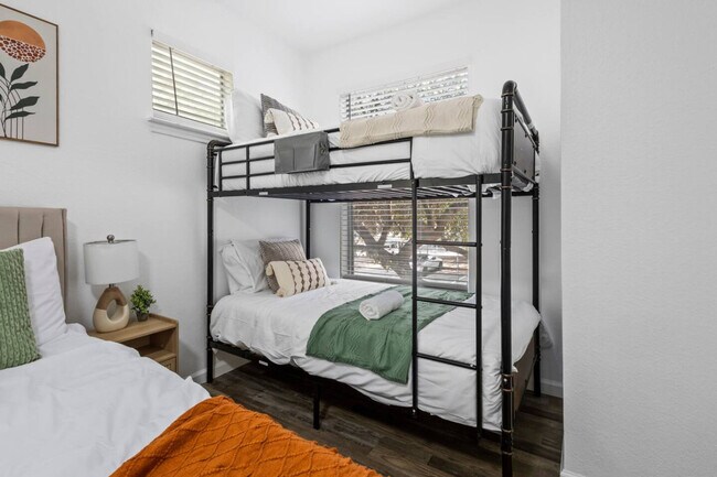 Building Photo - 2929 Kings Rd