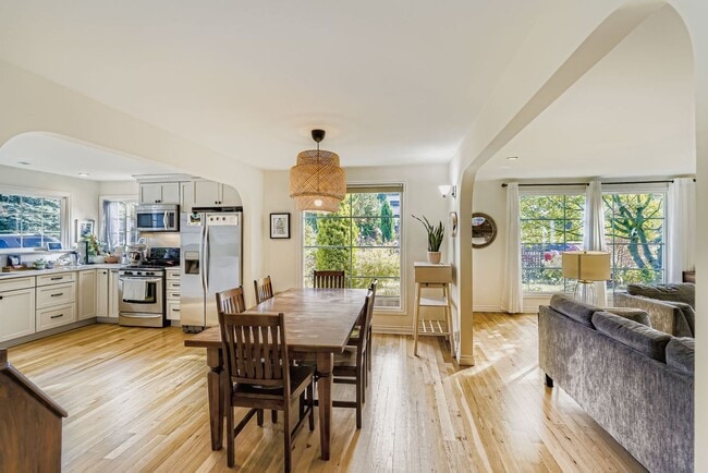 Building Photo - Bitter Lake Home