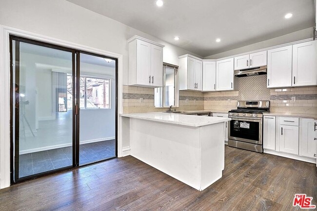 Building Photo - 826 S Park View St