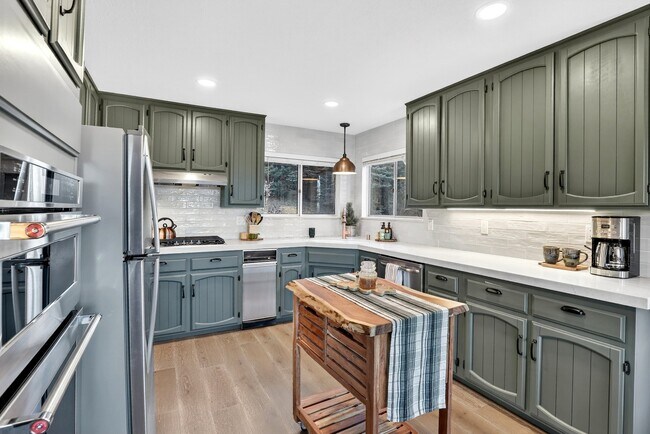 Building Photo - 26633 Thunderbird Dr