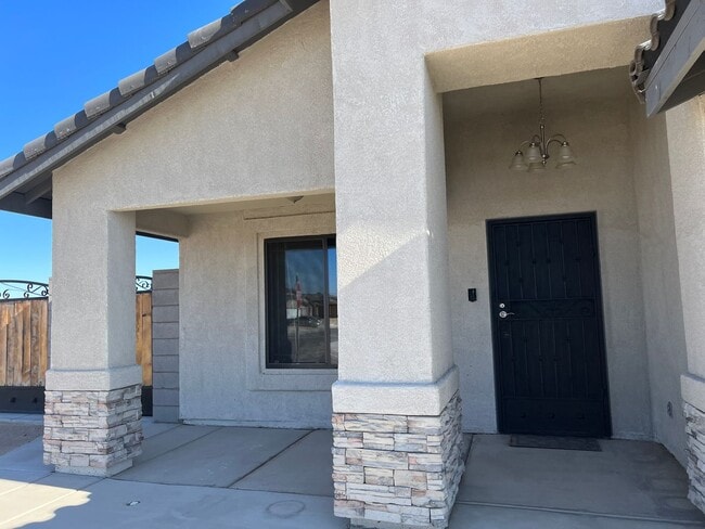 Building Photo - San Luis AZ, Three Bedroom 2 Bath Corner Lot Home with Additional Parking