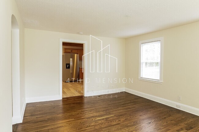 Building Photo - Charming 3 Bed Home with Spacious Layout i...