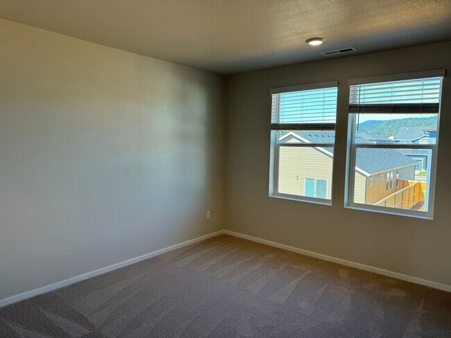 Building Photo - 4 bedroom 2.5 bathroom in Marcola Meadows!