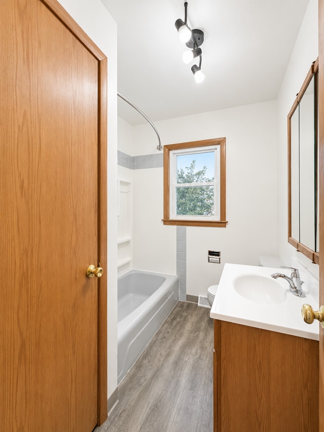 Building Photo - Charming 2 Bed / 2 Bath Home in Baraboo, WI