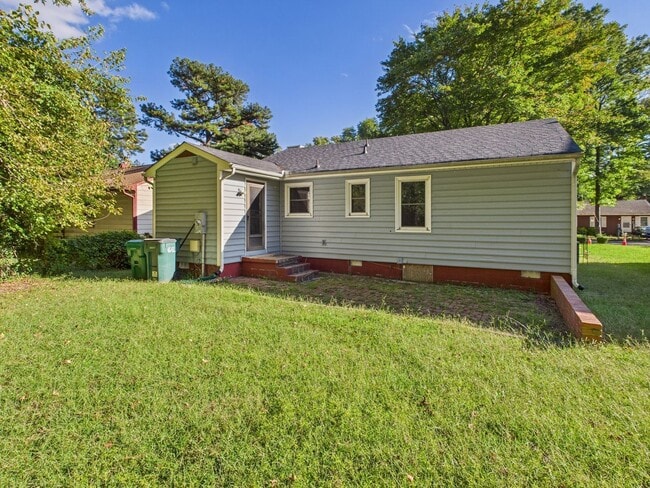 Building Photo - 818 Winnetka Ave