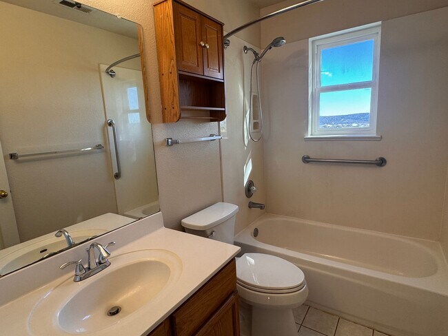 Building Photo - 3 Bedroom, 2 Bathroom Home in Tijeras, NM