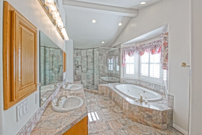 Building Photo - VERY SPACIOUS, BRIGHT & AIRY HOME W/ UNIQU...