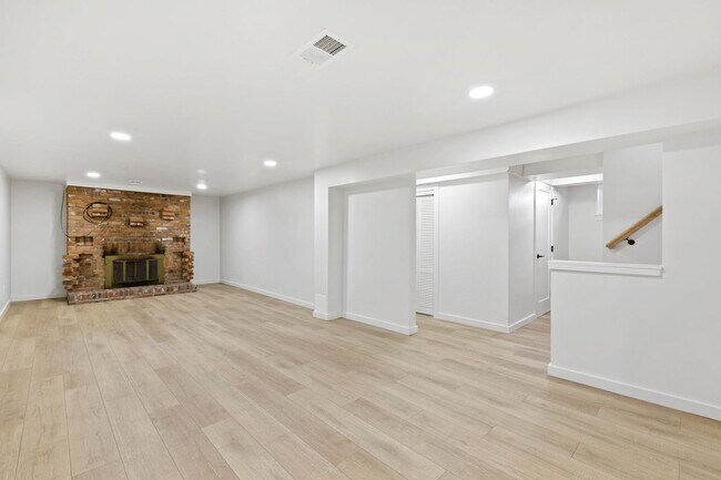 Building Photo - Incredible 4 bedroom Home in Southeast Denver