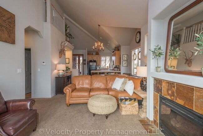 Building Photo - Beautiful Townhouse in Broken Top with Two...