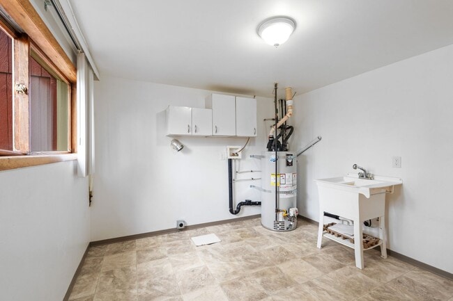 Building Photo - 5 Bed 2 Bath Spacious 3200 sq/ft Lower South Hill brick rancher property