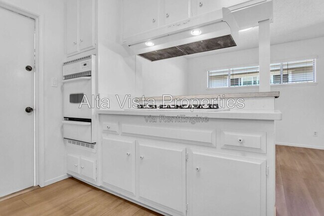 Building Photo - 5633 Scripps St