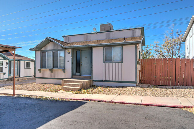 Primary Photo - Great 3 bedroom and 2.5 bath home - 6 or 1...