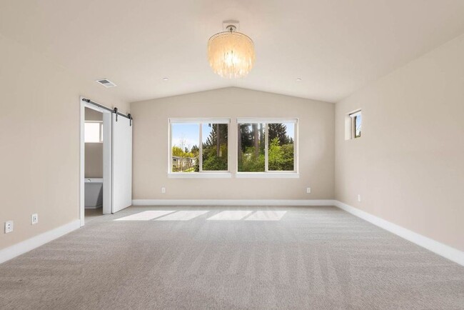 Building Photo - Beautiful Home in Kirkland with 2-Car Garage and Outdoor Patio!