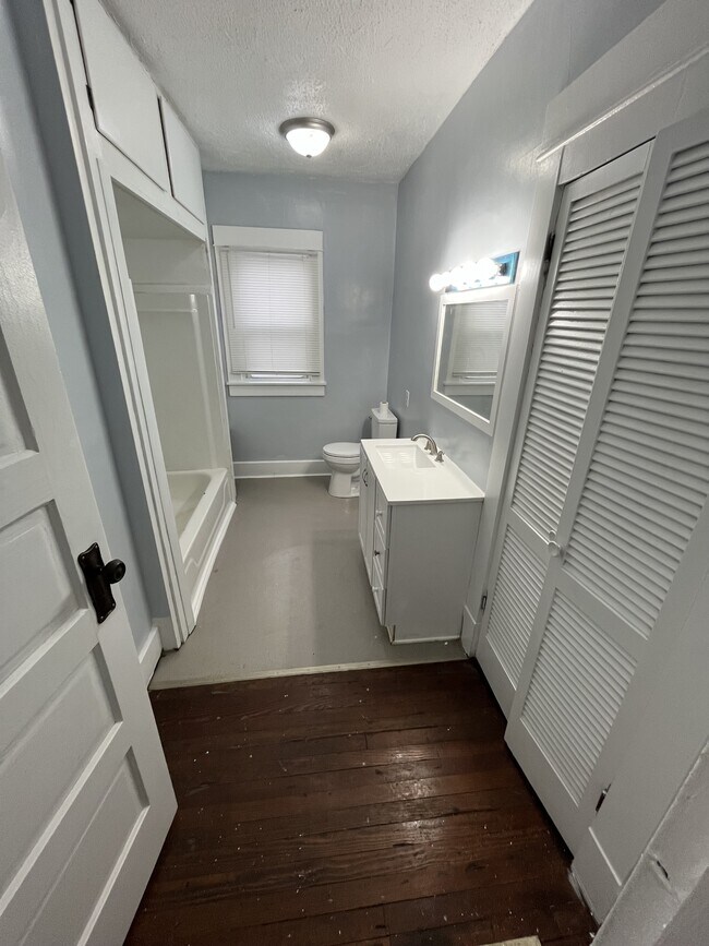 Building Photo - 735 W 3rd St