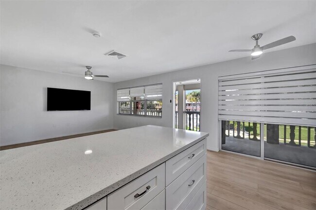 Building Photo - 650 Pinellas Point Dr S