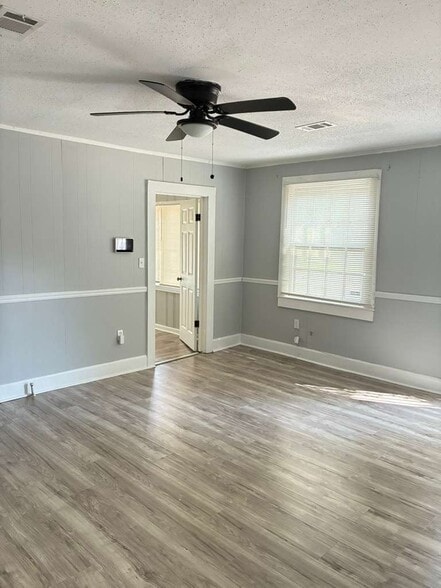 Building Photo - 3871 Northview Dr