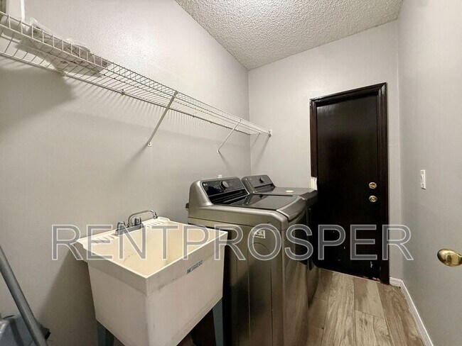 Building Photo - 677 Elbridge Dr